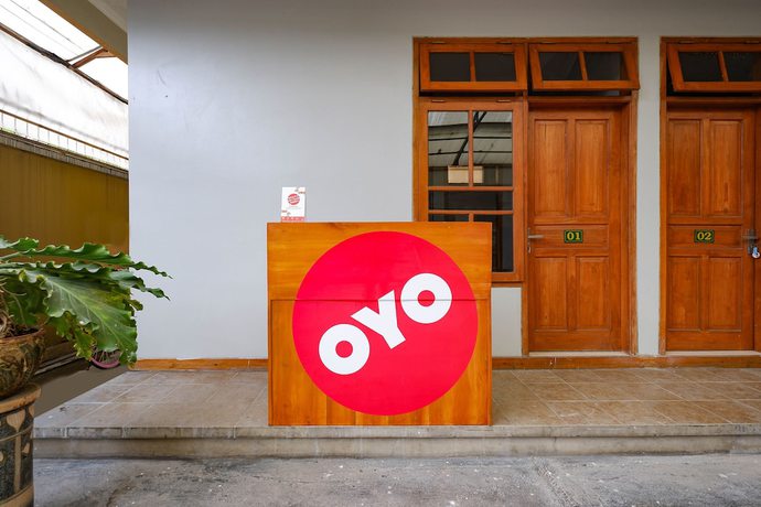 Imagen de los interiores del Hotel OYO 2737 D\'KostNearKraton mangkunegaran. Foto 17