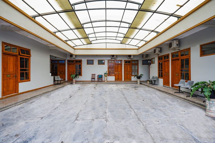 Imagen de los interiores del Hotel OYO 2737 D\'KostNearKraton mangkunegaran. Foto 18