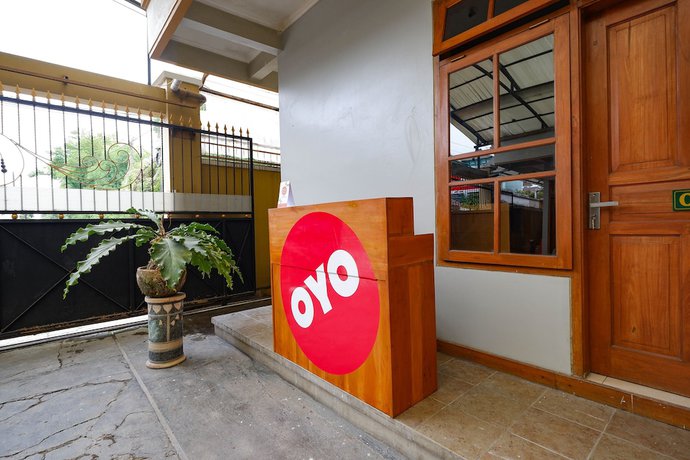 Imagen de los interiores del Hotel OYO 2737 D\'KostNearKraton mangkunegaran. Foto 19