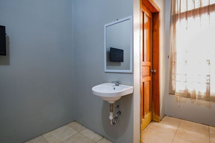 Imagen de la habitación del Hotel OYO 2737 D\'KostNearKraton mangkunegaran. Foto 6