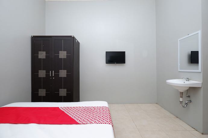 Imagen de la habitación del Hotel OYO 2737 D\'KostNearKraton mangkunegaran. Foto 11