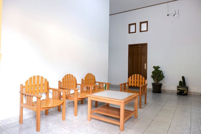 Imagen de los interiores del Hotel OYO 2766 Kezia Kost. Foto 15