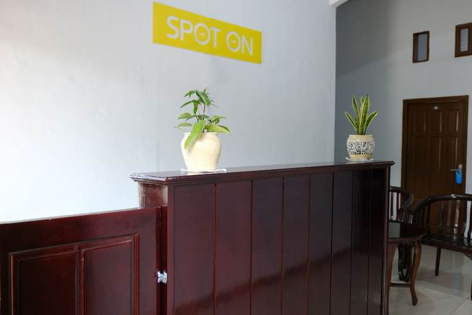 Imagen de los interiores del Hotel OYO 2766 Kezia Kost. Foto 16