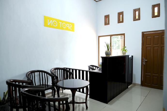 Imagen de los interiores del Hotel OYO 2766 Kezia Kost. Foto 17