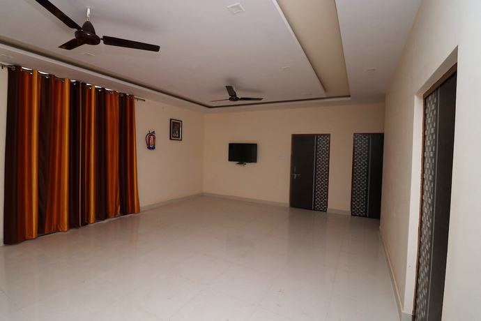 Imagen de los interiores del Hotel OYO 27941 Sangam Darshan. Foto 17