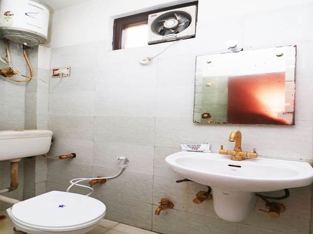 Imagen de la habitación del Hotel OYO 28053 Gayatri Palace. Foto 14
