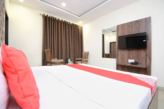 Imagen de la habitación del Hotel OYO 28335 Classic. Foto 16