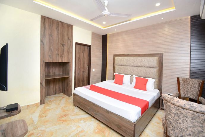 Imagen de la habitación del Hotel OYO 28335 Classic. Foto 17