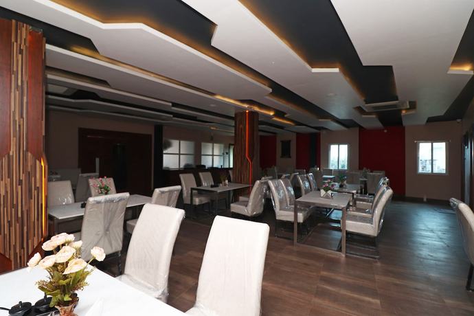 Imagen del bar/restaurante del Hotel OYO 28645 Nirmalya Plaza. Foto 2