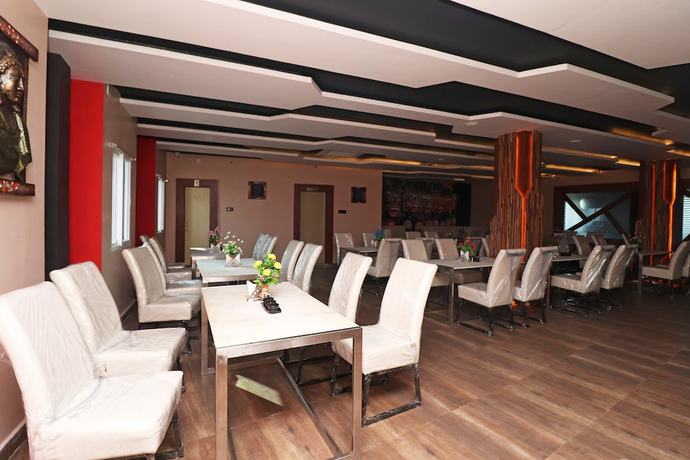 Imagen del bar/restaurante del Hotel OYO 28645 Nirmalya Plaza. Foto 3