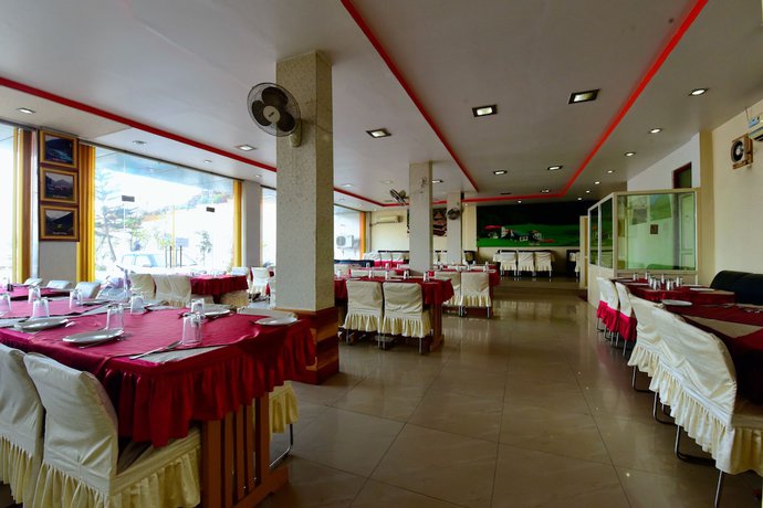 Imagen del bar/restaurante del Hotel OYO 29302 Besillio Grand Hotel. Foto 2