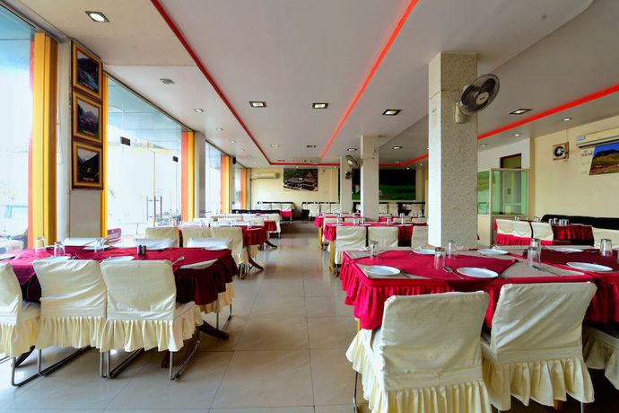 Imagen del bar/restaurante del Hotel OYO 29302 Besillio Grand Hotel. Foto 3