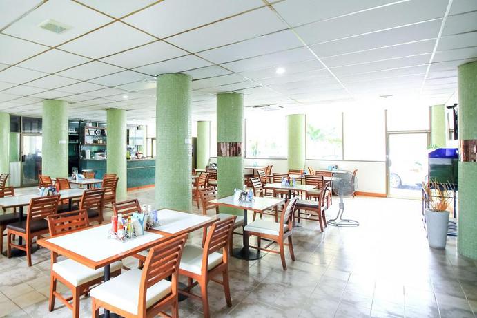 Imagen del bar/restaurante del Hotel OYO 299 CROWN BTS NANA HOTEL. Foto 2
