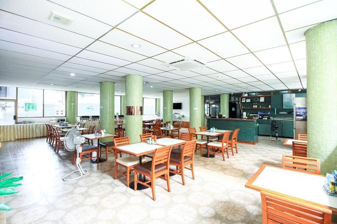 Imagen del bar/restaurante del Hotel OYO 299 CROWN BTS NANA HOTEL. Foto 3