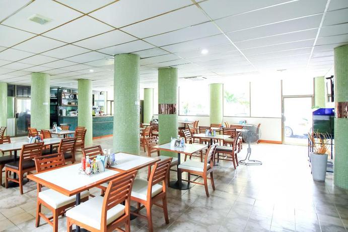 Imagen del bar/restaurante del Hotel OYO 299 CROWN BTS NANA HOTEL. Foto 5