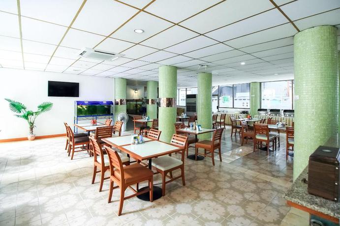Imagen del bar/restaurante del Hotel OYO 299 CROWN BTS NANA HOTEL. Foto 6