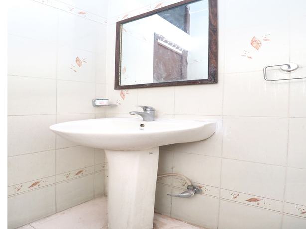 Imagen de la habitación del Hotel OYO 30127 Sabina International. Foto 11