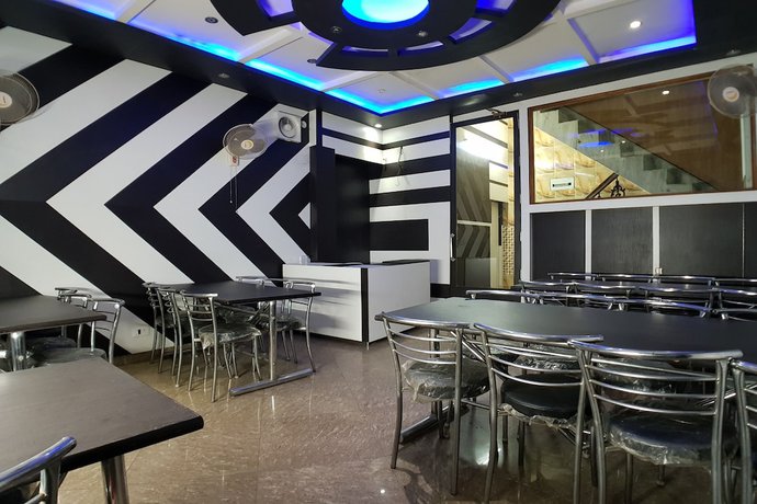 Imagen del bar/restaurante del Hotel OYO 30576 Satyam Regency. Foto 4