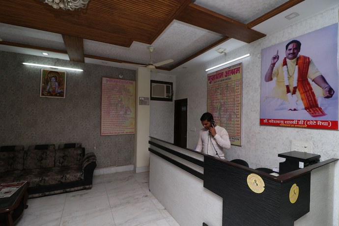 Imagen de los interiores del Hotel OYO 30740 Gurudham Vrindavan. Foto 19