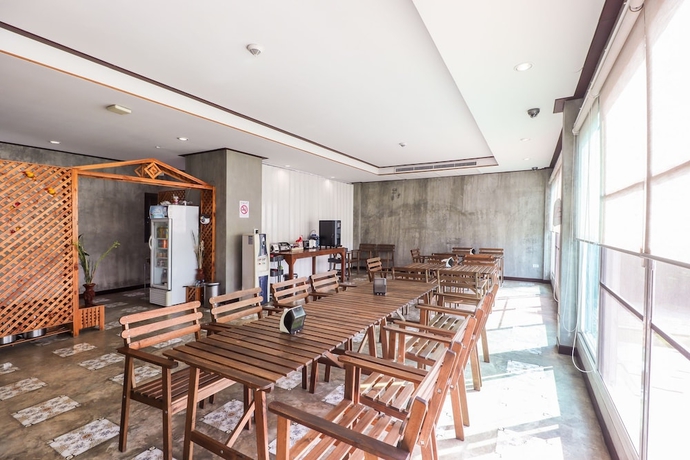 Imagen del bar/restaurante del Hotel OYO 360 De Phunchai Hometel Lamphun. Foto 2