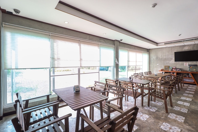 Imagen del bar/restaurante del Hotel OYO 360 De Phunchai Hometel Lamphun. Foto 3