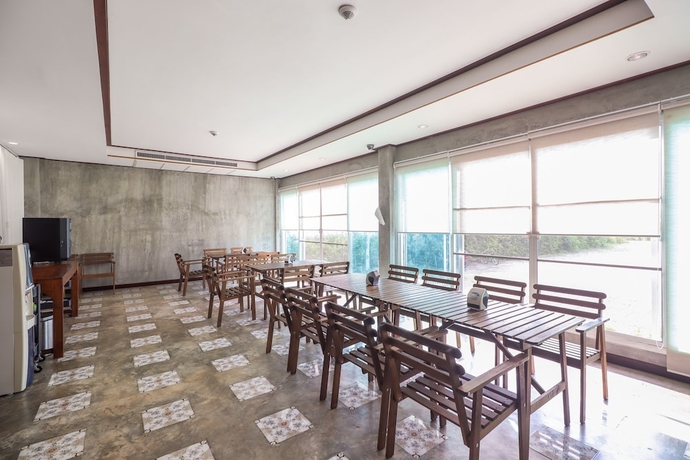 Imagen del bar/restaurante del Hotel OYO 360 De Phunchai Hometel Lamphun. Foto 4