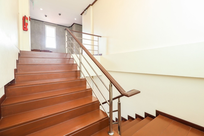 Imagen de los interiores del Hotel OYO 360 De Phunchai Hometel Lamphun. Foto 18