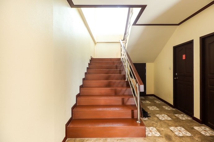 Imagen de los interiores del Hotel OYO 360 De Phunchai Hometel Lamphun. Foto 19