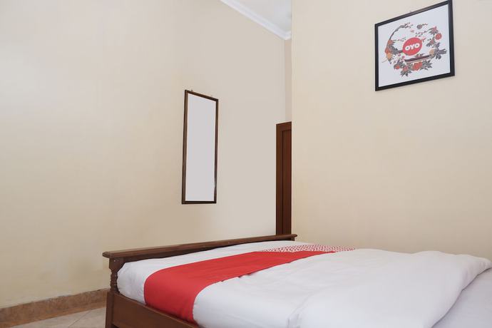 Imagen de la habitación del Hotel OYO 405 Wisma Yosoputro. Foto 6