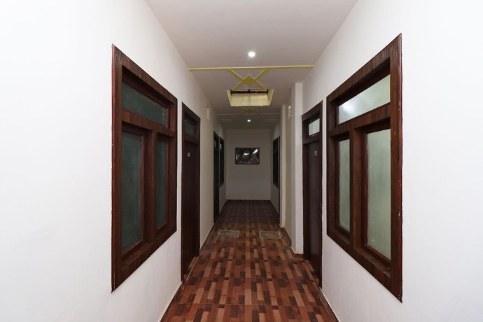 Imagen de los interiores del Hotel OYO 41236 Shree Ji Dham. Foto 12