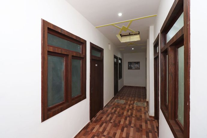 Imagen de los interiores del Hotel OYO 41236 Shree Ji Dham. Foto 13