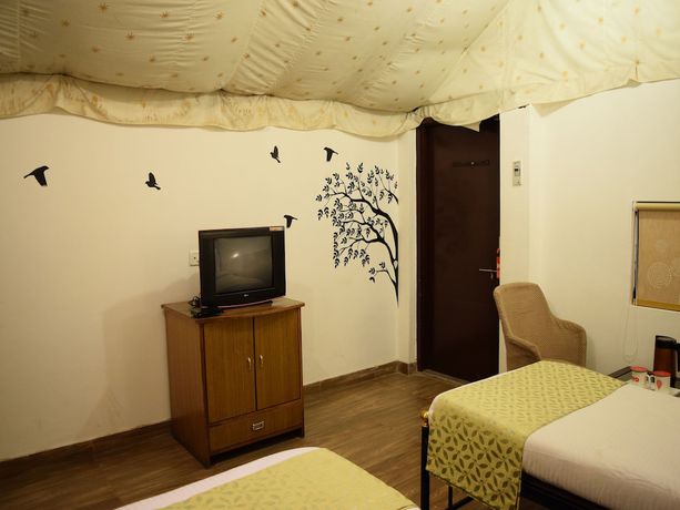 Imagen de la habitación del Hotel OYO 4353 Aravali Tent Resort. Foto 10