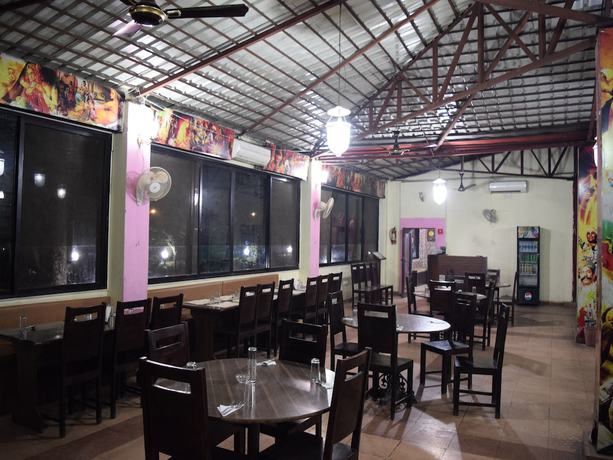Imagen del bar/restaurante del Hotel OYO 4353 Aravali Tent Resort. Foto 6