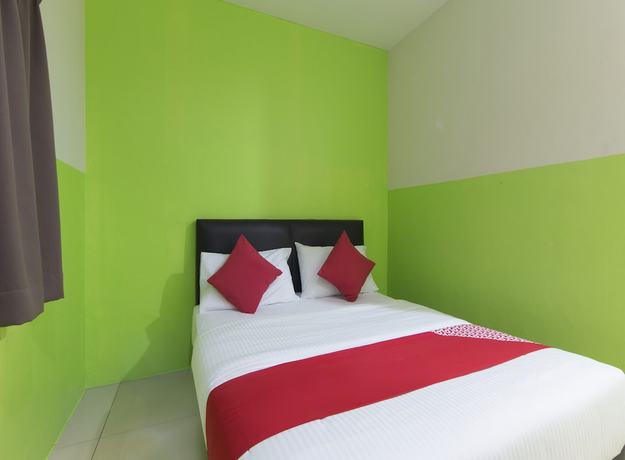 Imagen de la habitación del Hotel OYO 44072 Mines Cempaka. Foto 4
