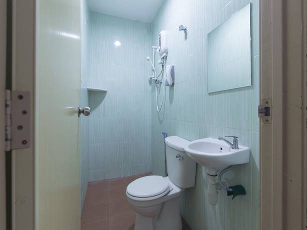 Imagen de la habitación del Hotel OYO 44072 Mines Cempaka. Foto 8