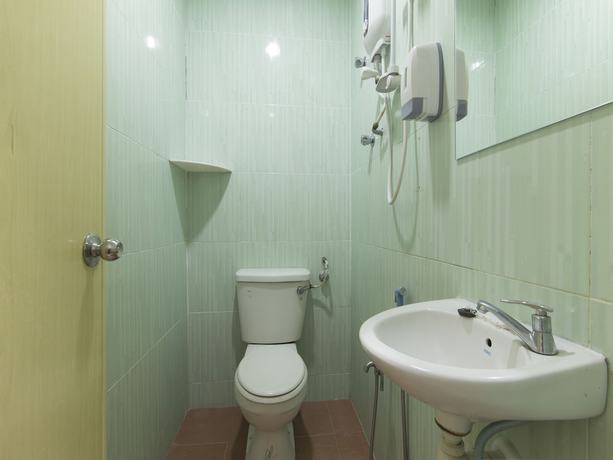 Imagen de la habitación del Hotel OYO 44072 Mines Cempaka. Foto 10