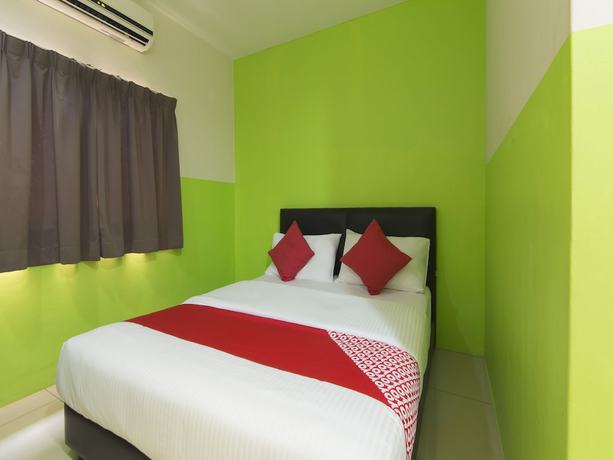 Imagen de la habitación del Hotel OYO 44072 Mines Cempaka. Foto 17