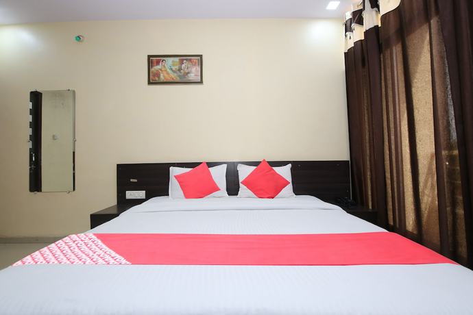 Imagen de la habitación del Hotel OYO 48533 Aarna Palace. Foto 3