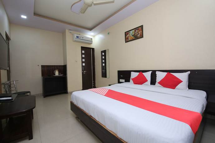 Imagen de la habitación del Hotel OYO 48533 Aarna Palace. Foto 4