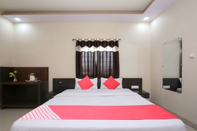 Imagen de la habitación del Hotel OYO 48533 Aarna Palace. Foto 10