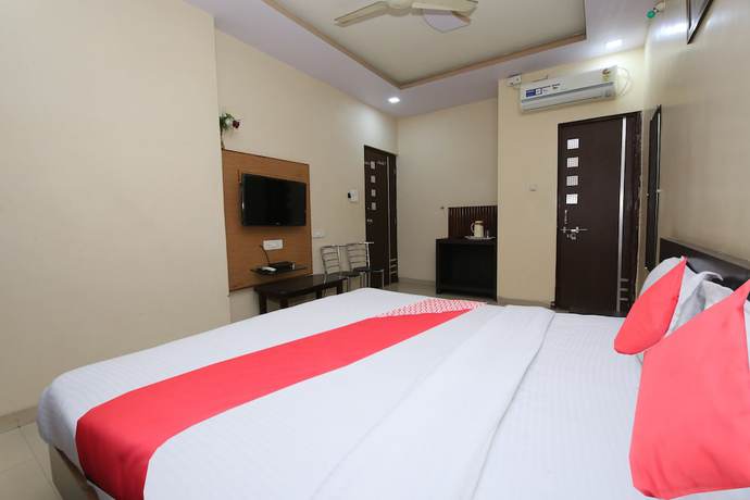 Imagen de la habitación del Hotel OYO 48533 Aarna Palace. Foto 12