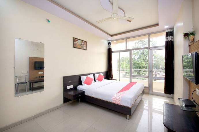 Imagen de la habitación del Hotel OYO 48533 Aarna Palace. Foto 15