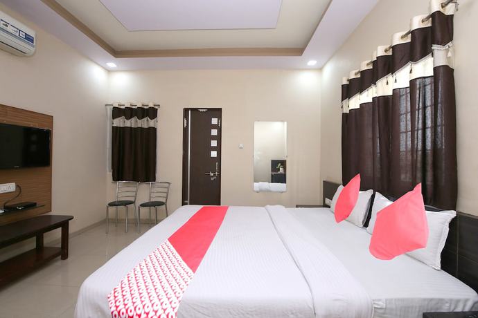 Imagen de la habitación del Hotel OYO 48533 Aarna Palace. Foto 16