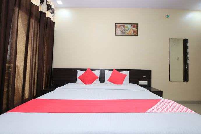 Imagen de la habitación del Hotel OYO 48533 Aarna Palace. Foto 17