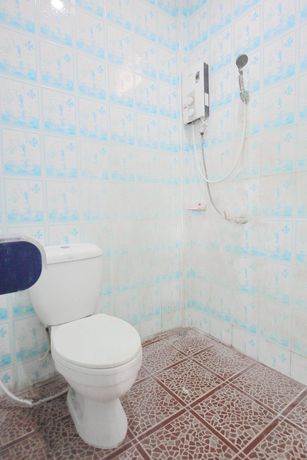 Imagen de la habitación del Hotel OYO 496 Chok Phikul Thong Resort. Foto 9