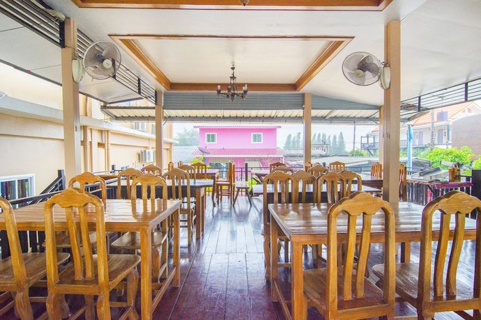 Imagen de los interiores del Hotel OYO 561 Kor Wanburi. Foto 18