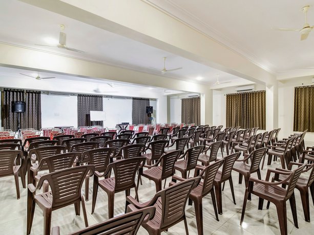 Imagen de los interiores del Hotel OYO 5777 The President. Foto 15