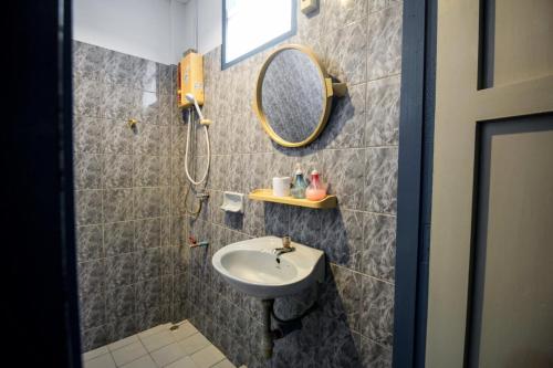 Imagen de la habitación del Hotel OYO 595 Mac Garden Resort. Foto 7