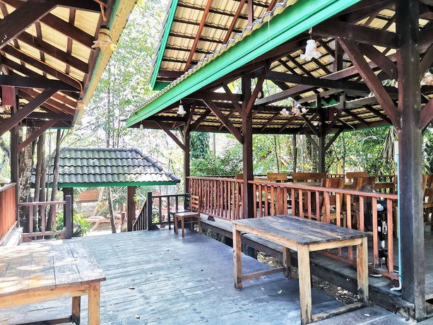 Imagen del bar/restaurante del Hotel OYO 604 Ruen Mai Horm Resort. Foto 4