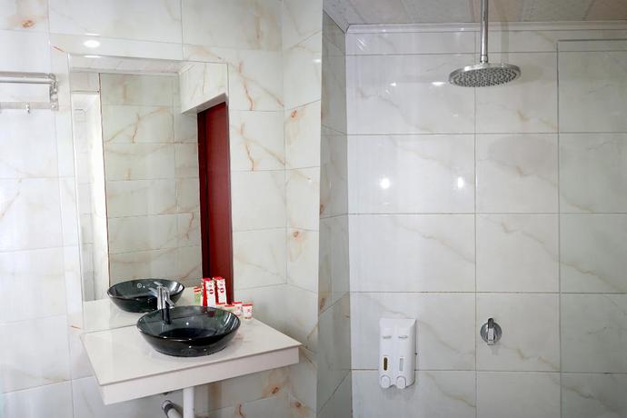 Imagen de la habitación del Hotel OYO 633 Ren Z Hotel. Foto 6